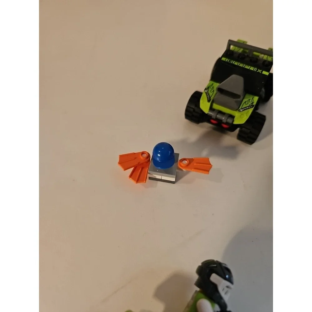 LEGO Racers 8192 Lime Racer Red Racer Motorcycles 2 Mini Figures Look At Picture